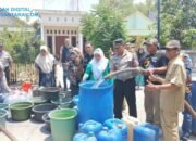 Sinergi Polisi dan Pemdes Tumapel Gresik Pasok Bantuan Air Bersih Warga