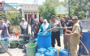 Sinergi Polisi dan Pemdes Tumapel Gresik Pasok Bantuan Air Bersih Warga