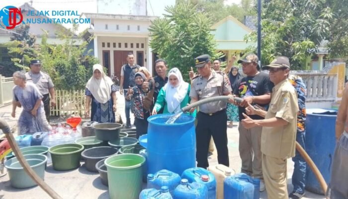 Sinergi Polisi dan Pemdes Tumapel Gresik Pasok Bantuan Air Bersih Warga