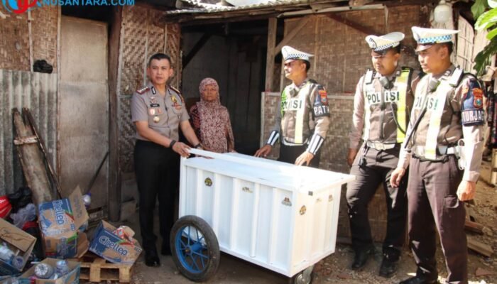 Wujud Humanis Polri, Kapolresta Sumenep Salurkan Bansos ke Penjual Kacang Jalanan
