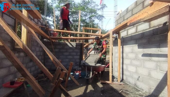 Sinergi Babinsa dan Warga Bedah Rumah Tak Layak Huni Milik Paidi di Blitar