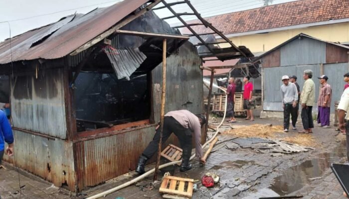 Pasar Tambelangan Sampang Terbakar, Tiga Toko Ludes Dilalap Si Jago Merah