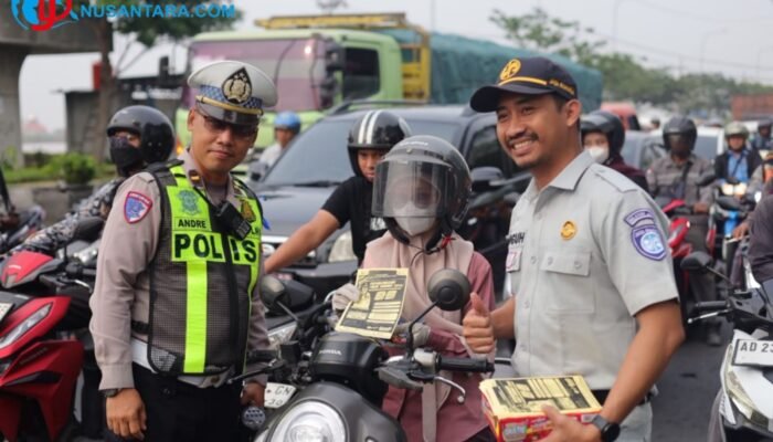 Ops Patuh Semeru 2026: Satlantas Polres Gresik Bagikan Cokelat dan Edukasi Tertib Berlalu Lintas di Exit Tol Kebomas