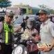 Ops Patuh Semeru 2026: Satlantas Polres Gresik Bagikan Cokelat dan Edukasi Tertib Berlalu Lintas di Exit Tol Kebomas
