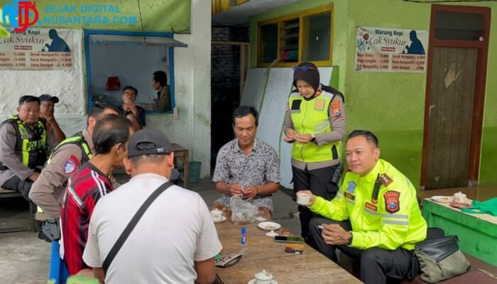 Polres Lumajang Gelar “Curhat Kamtibmas” di Warkop, Serap Aspirasi Warga Tanpa Sekat Birokrasi