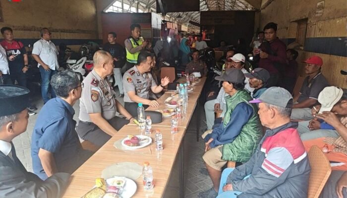 Sapa Pekerja Pasar Pabean, Kapolres Tanjung Perak Serap Aspirasi dan Tingkatkan Sinergi Kamtibmas