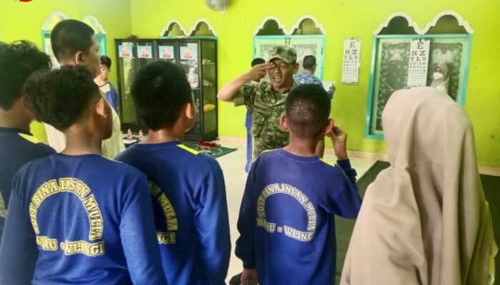 Tingkatkan Kualitas Kesehatan Pelajar, Babinsa Koramil Wlingi Dampingi Screening Kesehatan di SDI Bina Insan Mulia
