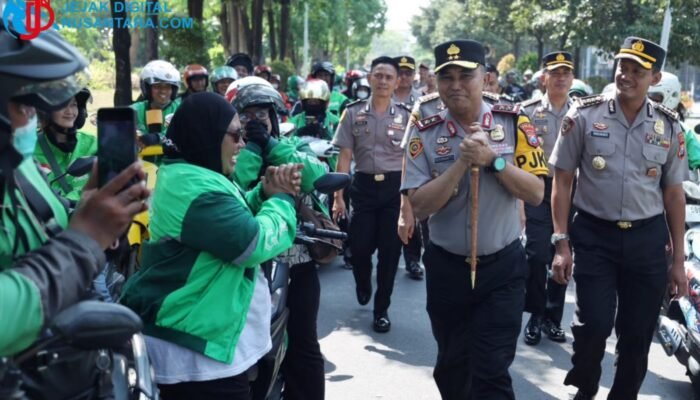 Polda Jatim Gelar Jumat Berkah, Salurkan 600 Paket Sembako untuk Pengemudi Ojol